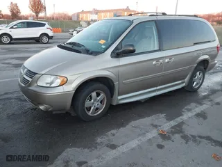 2005 Dodge Caravan SXT with VIN 2D4GP44L55R596566, listed as a IAAI auction lot 41052753 with 109,031 mi miles. Bid and sale history available at carsss.com. Image 2.