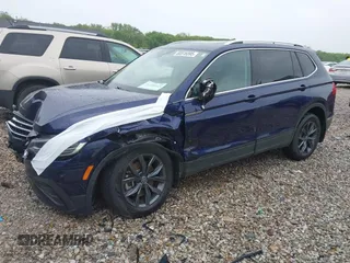 2022 Volkswagen Tiguan SE with VIN 3VV2B7AX8NM098143, listed as a IAAI auction lot 42209345 with 32,891 mi miles and . Bid and sale history available at DreamBid. Image 2.