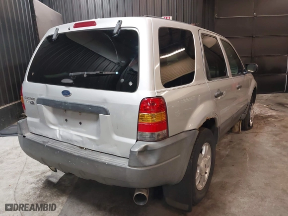 2004 Ford Escape XLT with VIN 1FMYU03164KA95424, listed as a IAAI auction lot 41810929 with 229,539 mi miles. Bid and sale history available at carsss.com. Image 4.