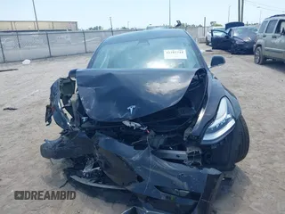 2020 Tesla Model 3 Standard Range Plus z VIN 5YJ3E1EA9LF738102, wystawiony jako IAAI lot #42107744 z przebiegiem 73 294 mil mil oraz . Historia ofert i sprzedaży dostępna na DreamBid. Obrazek 13.