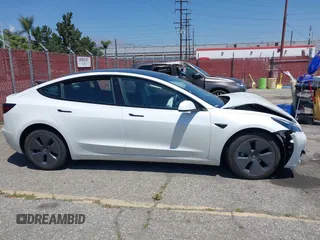 2022 Tesla Model 3 z VIN 5YJ3E1EA6NF332281, wystawiony jako IAAI lot #42198946 z przebiegiem 54 220 mil mil oraz . Historia ofert i sprzedaży dostępna na DreamBid. Obrazek 13.