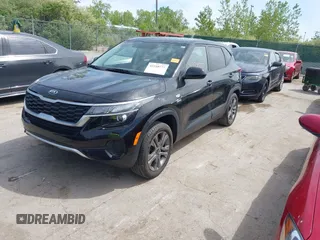 2021 Kia Seltos LX z VIN KNDEPCAA3M7071555, wystawiony jako IAAI lot #42210777 z przebiegiem 51 888 mil mil oraz . Historia ofert i sprzedaży dostępna na DreamBid. Obrazek 2.