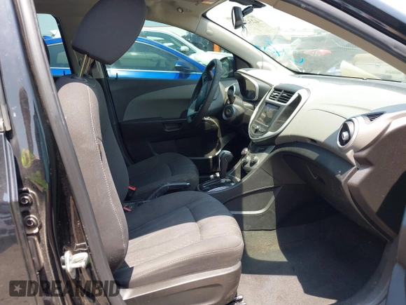 2018 Chevrolet Sonic LT z VIN 1G1JD5SH7J4119014, wystawiony jako IAAI lot #42320707 z przebiegiem 88 296 mil mil oraz . Historia ofert i sprzedaży dostępna na DreamBid. Obrazek 5.