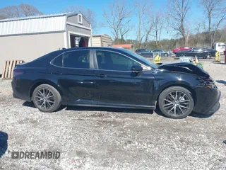 2022 Toyota Camry SE z VIN 4T1G11AK4NU040899, wystawiony jako IAAI lot #41736850 z przebiegiem 64 183 mil mil oraz . Historia ofert i sprzedaży dostępna na DreamBid. Obrazek 13.