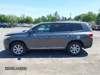 2011 Toyota Highlander z VIN 5TDBK3EH7BS064202, wystawiony jako IAAI lot #42288284 z przebiegiem 166 883 mil mil oraz . Historia ofert i sprzedaży dostępna na DreamBid. Obrazek 14.