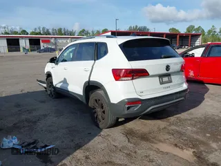 2022 Volkswagen Taos SE z VIN 3VVTX7B2XNM025588, wystawiony jako IAAI lot #39670650 z przebiegiem 45 817 mil mil oraz . Historia ofert i sprzedaży dostępna na DreamBid. Obrazek 3.