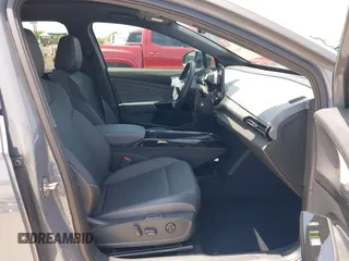 2023 Volkswagen ID.4 Pro S z VIN 1V2GNPE80PC006590, wystawiony jako IAAI lot #42178241 z przebiegiem 17 177 mil mil oraz . Historia ofert i sprzedaży dostępna na DreamBid. Obrazek 5.