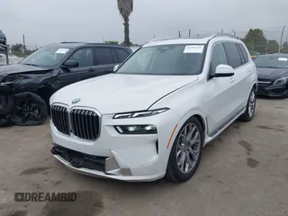 2025 BMW X7 xDrive40i z VIN 5UX23EM06S9X93597, wystawiony jako IAAI lot #42182551 z przebiegiem 6933 mil mil oraz . Historia ofert i sprzedaży dostępna na DreamBid. Obrazek 18.
