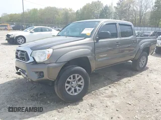 2015 Toyota Tacoma PreRunner z VIN 5TFJX4GN7FX043923, wystawiony jako IAAI lot #41930476 z przebiegiem 151 399 mil mil oraz . Historia ofert i sprzedaży dostępna na DreamBid. Obrazek 17.