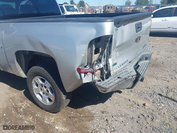2011 Chevrolet Silverado 1500 LT with VIN 1GCRCSE0XBZ133317, listed as a IAAI auction lot 40613235 with 96,334 mi miles. Bid and sale history available at carsss.com. Image 6.