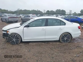 2015 Volkswagen Jetta SE z VIN 3VWD17AJ1FM225271, wystawiony jako IAAI lot #40353904 z przebiegiem 83 317 mil mil oraz . Historia ofert i sprzedaży dostępna na DreamBid. Obrazek 15.