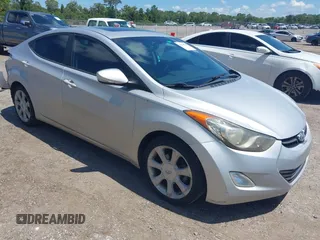 2013 Hyundai Elantra GLS z VIN KMHDH4AE8DU765351, wystawiony jako IAAI lot #42274298 z przebiegiem 104 922 mil mil oraz . Historia ofert i sprzedaży dostępna na DreamBid. Obrazek 1.