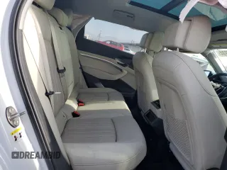 2024 Audi Q8 e-tron Premium Plus z VIN WA15AAGE5RB007032, wystawiony jako Copart lot #86919704 z przebiegiem Nie podano mil oraz Szkoda całkowita • Salvage title. Historia ofert i sprzedaży dostępna na DreamBid. Obrazek 11.