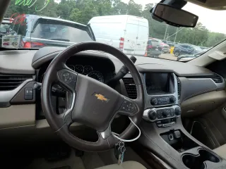 2020 Chevrolet Suburban LS z VIN 1GNSCGKC7LR218296, wystawiony jako Copart lot #61767105 z przebiegiem 118 405 mil mil oraz Szkoda całkowita • Salvage title. Historia ofert i sprzedaży dostępna na DreamBid. Obrazek 8.