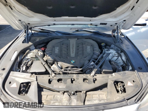 2015 BMW 7 Series 750i z VIN WBAYA8C53FG197751, wystawiony jako Copart lot #56249135 z przebiegiem 98 514 mil mil oraz Szkoda całkowita • Salvage title. Historia ofert i sprzedaży dostępna na DreamBid. Obrazek 11.