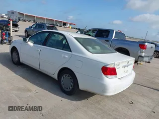2005 Toyota Camry LE z VIN 4T1BE30K65U568049, wystawiony jako IAAI lot #42453538 z przebiegiem 182 375 mil mil oraz . Historia ofert i sprzedaży dostępna na DreamBid. Obrazek 3.