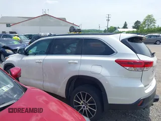 2018 Toyota Highlander SE z VIN 5TDJZRFH2JS547586, wystawiony jako IAAI lot #42219473 z przebiegiem 93 873 mil mil oraz . Historia ofert i sprzedaży dostępna na DreamBid. Obrazek 14.
