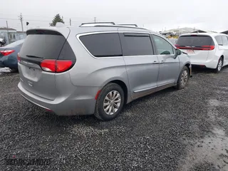 2019 Chrysler Pacifica Touring L with VIN 2C4RC1BGXKR561510, listed as a IAAI auction lot 41516173 with 135,115 mi miles. Bid and sale history available at carsss.com. Image 4.