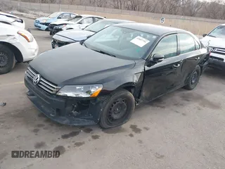 2013 Volkswagen Passat Wolfsburg Edition z VIN 1VWAH7A30DC088810, wystawiony jako IAAI lot #41807791 z przebiegiem 97 574 mil mil oraz . Historia ofert i sprzedaży dostępna na DreamBid. Obrazek 18.