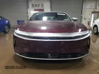 2022 Lucid Air Grand Touring z VIN 50EA1GBA0NA001260, wystawiony jako Copart lot #52131155 z przebiegiem 25 673 mil mil oraz Szkody całkowita. Historia ofert i sprzedaży dostępna na DreamBid. Obrazek 5.