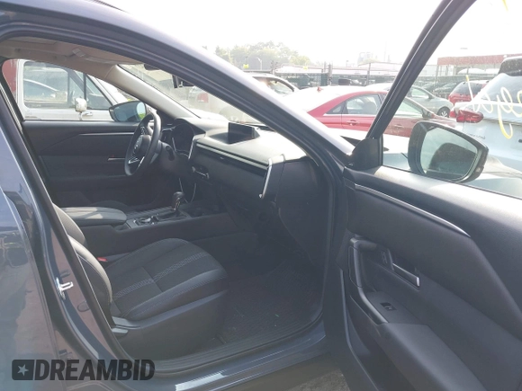 2024 Mazda CX-50 S Premium z VIN 7MMVABDM7RN231991, wystawiony jako IAAI lot #42481427 z przebiegiem 7 843 mil mil oraz . Historia ofert i sprzedaży dostępna na DreamBid. Obrazek 5.