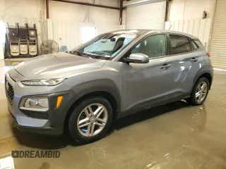 2021 Hyundai Kona SE z VIN KM8K12AA4MU656155, wystawiony jako Copart lot #59924445 z przebiegiem 114 375 mil mil oraz Czysty tytuł • Clean title. Historia ofert i sprzedaży dostępna na DreamBid. Obrazek 1.