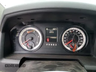 2017 Ram 2500 Tradesman z VIN 3C6UR5HL2HG683630, wystawiony jako Copart lot #83050924 z przebiegiem 172 593 mil mil oraz Szkoda całkowita • Salvage title. Historia ofert i sprzedaży dostępna na DreamBid. Obrazek 9.