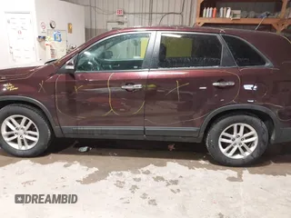 2014 Kia Sorento LX z VIN 5XYKT3A63EG429977, wystawiony jako IAAI lot #41537822 z przebiegiem 121 423 mil mil oraz . Historia ofert i sprzedaży dostępna na DreamBid. Obrazek 14.