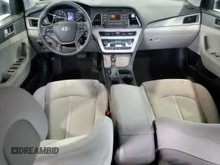 2017 Hyundai Sonata 2.4L z VIN 5NPE24AF3HH464683, wystawiony jako Copart lot #57812815 z przebiegiem 123 219 mil mil oraz Czysty tytuł • Clean title. Historia ofert i sprzedaży dostępna na DreamBid. Obrazek 8.