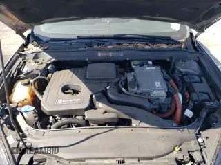 2013 Ford Fusion SE Hybrid z VIN 3FA6P0LUXDR362711, wystawiony jako Copart lot #57060425 z przebiegiem 155 031 mil mil oraz Szkoda całkowita • Salvage title. Historia ofert i sprzedaży dostępna na DreamBid. Obrazek 11.