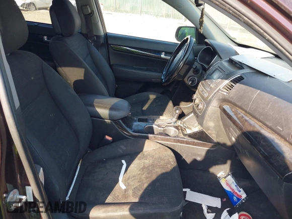 2014 Kia Sorento LX z VIN 5XYKT3A69EG499967, wystawiony jako IAAI lot #41790052 z przebiegiem 198 101 mil mil oraz . Historia ofert i sprzedaży dostępna na DreamBid. Obrazek 5.