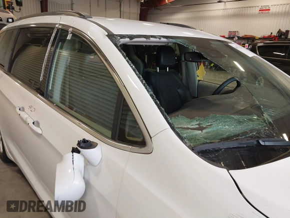2022 Chrysler Pacifica Touring L with VIN 2C4RC1BGXNR144831, listed as a IAAI auction lot 40473026 with 36,495 mi miles and . Bid and sale history available at DreamBid. Image 18.
