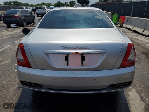 2009 Maserati Quattroporte z VIN ZAMFK39A190043806, wystawiony jako Copart lot #59159025 z przebiegiem 74 106 mil mil oraz Czysty tytuł • Clean title. Historia ofert i sprzedaży dostępna na DreamBid. Obrazek 6.