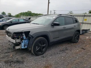 2023 Jeep Cherokee Altitude Lux z VIN 1C4PJMMB4PD100846, wystawiony jako Copart lot #56038145 z przebiegiem 9 567 mil mil oraz Szkoda całkowita • Salvage title. Historia ofert i sprzedaży dostępna na DreamBid. Obrazek 1.