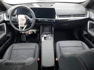 2023 BMW X1 xDrive28i z VIN WBX73EF0XP5W51338, wystawiony jako Copart lot #56116895 z przebiegiem 29 305 mil mil oraz Szkody całkowita. Historia ofert i sprzedaży dostępna na DreamBid. Obrazek 8.