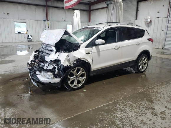 2019 Ford Escape Titanium z VIN 1FMCU9J97KUA85865, wystawiony jako Copart lot #56643135 z przebiegiem Nie podano mil oraz Szkoda całkowita • Salvage title. Historia ofert i sprzedaży dostępna na DreamBid. Obrazek 1.