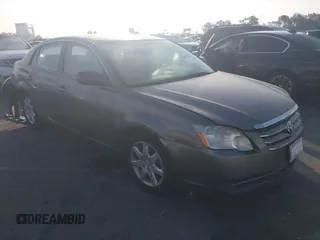 2007 Toyota Avalon XL z VIN 4T1BK36B87U207795, wystawiony jako IAAI lot #40891870 z przebiegiem 130 378 mil mil oraz . Historia ofert i sprzedaży dostępna na DreamBid. Obrazek 1.