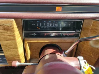 1984 Cadillac Fleetwood Brougham z VIN 1G6AW6989E9036452, wystawiony jako Copart lot #77039844 z przebiegiem 23 337 mil mil oraz Szkoda całkowita • Salvage title. Historia ofert i sprzedaży dostępna na DreamBid. Obrazek 9.