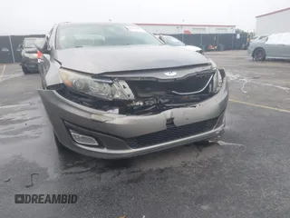 2014 Kia Optima EX z VIN 5XXGN4A75EG290132, wystawiony jako IAAI lot #41292706 z przebiegiem 155 793 mil mil oraz . Historia ofert i sprzedaży dostępna na DreamBid. Obrazek 17.