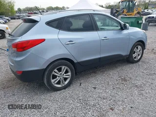 2013 Hyundai Tucson GLS z VIN KM8JU3AC2DU629319, wystawiony jako IAAI lot #41999664 z przebiegiem 71 711 mil mil oraz . Historia ofert i sprzedaży dostępna na DreamBid. Obrazek 4.