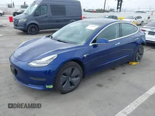 2020 Tesla Model 3 Standard Range Plus z VIN 5YJ3E1EA7LF705809, wystawiony jako IAAI lot #42146416 z przebiegiem 52 056 mil mil oraz . Historia ofert i sprzedaży dostępna na DreamBid. Obrazek 2.