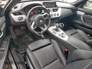 2014 BMW Z4 sDrive35i z VIN WBALM7C51EE386386, wystawiony jako Copart lot #59197195 z przebiegiem 27 975 mil mil oraz Szkoda całkowita • Salvage title. Historia ofert i sprzedaży dostępna na DreamBid. Obrazek 8.