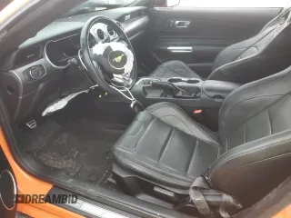2021 Ford Mustang GT z VIN 1FA6P8CF9M5101492, wystawiony jako Copart lot #45208895 z przebiegiem Nie podano mil oraz Szkody całkowita. Historia ofert i sprzedaży dostępna na DreamBid. Obrazek 7.