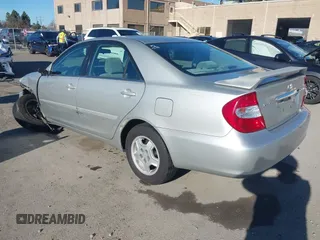 2002 Toyota Camry XLE z VIN 4T1BF30K82U506516, wystawiony jako IAAI lot #41278261 z przebiegiem 211 049 mil mil oraz . Historia ofert i sprzedaży dostępna na DreamBid. Obrazek 3.