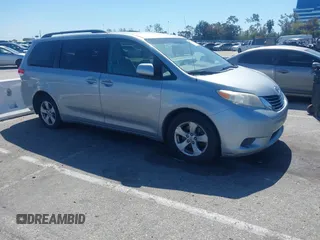 2014 Toyota Sienna LE AAS z VIN 5TDKK3DC9ES453868, wystawiony jako IAAI lot #41816259 z przebiegiem 169 468 mil mil oraz . Historia ofert i sprzedaży dostępna na DreamBid. Obrazek 1.