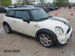2013 MINI Hardtop S z VIN WMWSV3C54DT394199, wystawiony jako IAAI lot #42163715 z przebiegiem 146 548 mil mil oraz . Historia ofert i sprzedaży dostępna na DreamBid. Obrazek 1.