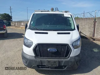 2023 Ford Transit Cargo z VIN 1FTYE1Y81PKB53926, wystawiony jako IAAI lot #42514906 z przebiegiem 52 410 mil mil oraz . Historia ofert i sprzedaży dostępna na DreamBid. Obrazek 12.