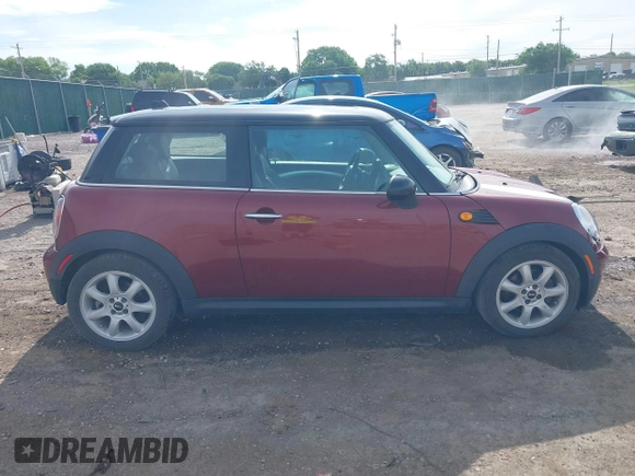 2009 MINI Hardtop z VIN WMWMF33579TW73000, wystawiony jako IAAI lot #42244237 z przebiegiem 108 332 mil mil oraz . Historia ofert i sprzedaży dostępna na DreamBid. Obrazek 13.