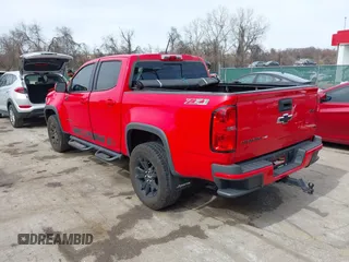 2018 Chevrolet Colorado 4WD Z71 z VIN 1GCGTDEN8J1141945, wystawiony jako IAAI lot #41837680 z przebiegiem 67 686 mil mil oraz . Historia ofert i sprzedaży dostępna na DreamBid. Obrazek 3.