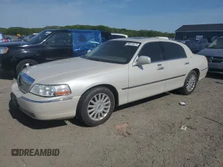 2004 Lincoln Town Car Ultimate z VIN 1LNHM83W94Y654164, wystawiony jako Copart lot #56313675 z przebiegiem 138 422 mil mil oraz Tytuł czysty. Historia ofert i sprzedaży dostępna na DreamBid. Obrazek 1.